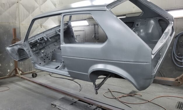 VW Golf 1 staat in de epoxy