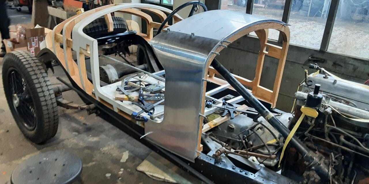 We zijn gestart met het plaatwerk van de Bentley.