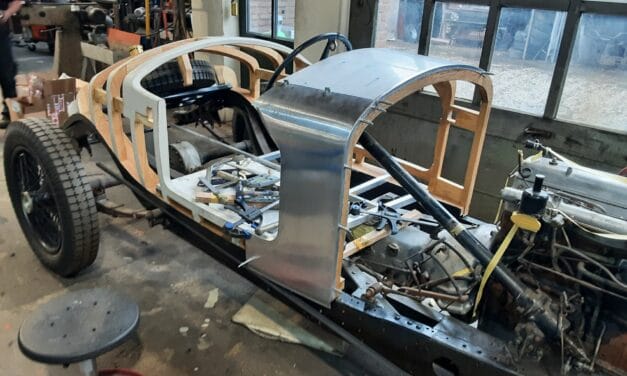 We zijn gestart met het plaatwerk van de Bentley.